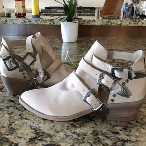 New with tags never worn Dolce Vita booties